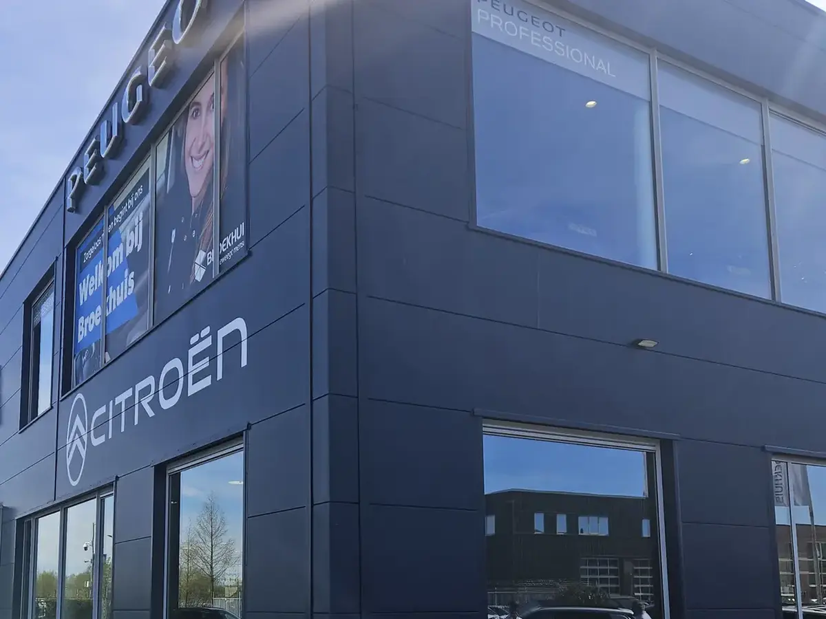 Spuitwerk gevel showroom Spuitwerk gevel showroom